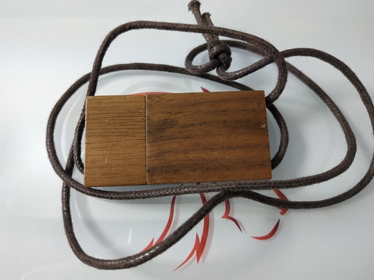 Pamięć USB w ekologicznej obudowie z rzemykiem