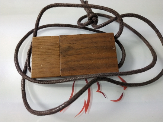 Pamięć USB w ekologicznej obudowie z rzemykiem