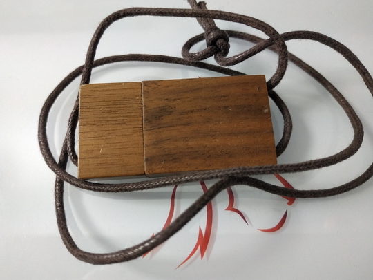 Pamięć USB w ekologicznej obudowie z rzemykiem