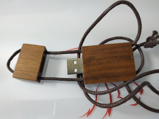 Pamięć USB w ekologicznej obudowie z rzemykiem